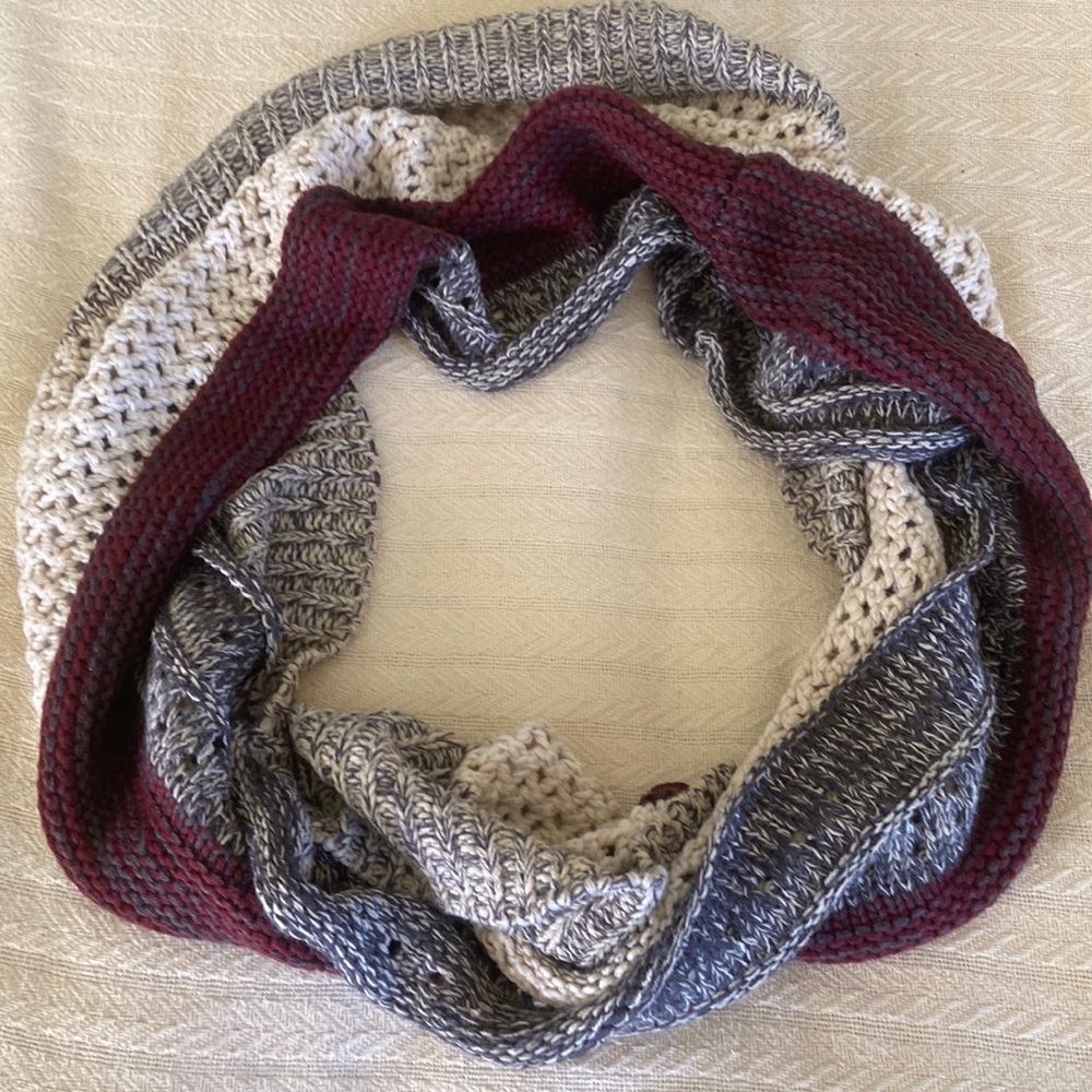NWOT Knit infinity scarf OS maroon and gray